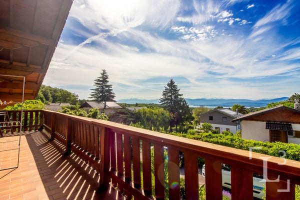 Comme un nid d'aigle! Maison à rénover avec jardin arboré et vue lac 4