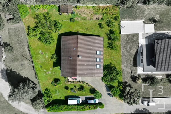 Comme un nid d'aigle! Maison à rénover avec jardin arboré et vue lac 11