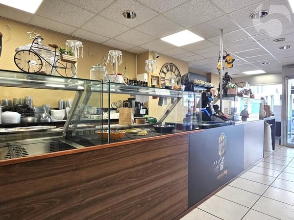 Magnificent arcade in the center of Prilly 6