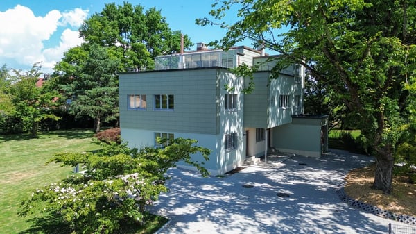 Splendid 1.5 room apartment on the ground floor of an architect-designed villa with private garden (robot lawnmower, automatic watering) LEB train station on site. 3