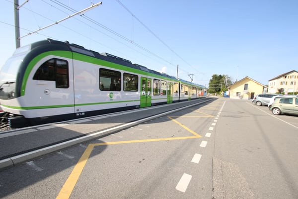 Splendid 1.5 room apartment on the ground floor of an architect-designed villa with private garden (robot lawnmower, automatic watering) LEB train station on site. 13