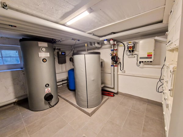 Splendid 1.5 room apartment on the ground floor of an architect-designed villa with private garden (robot lawnmower, automatic watering) LEB train station on site. 12