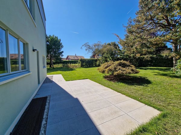 Splendid 1.5 room apartment on the ground floor of an architect-designed villa with private garden (robot lawnmower, automatic watering) LEB train station on site. 2