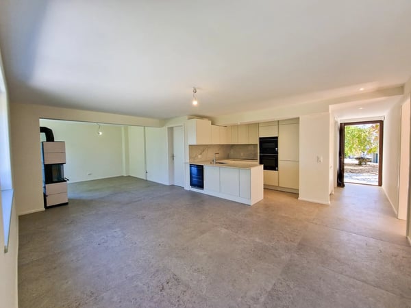 Splendid 1.5 room apartment on the ground floor of an architect-designed villa with private garden (robot lawnmower, automatic watering) LEB train station on site. 6