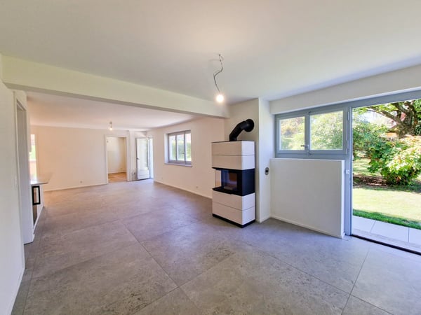 Splendid 1.5 room apartment on the ground floor of an architect-designed villa with private garden (robot lawnmower, automatic watering) LEB train station on site. 5