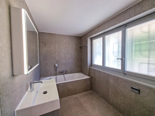 Splendid 1.5 room apartment on the ground floor of an architect-designed villa with private garden (robot lawnmower, automatic watering) LEB train station on site. 11