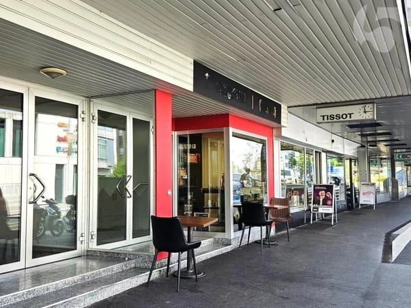 Magnificent arcade in the center of Prilly 2