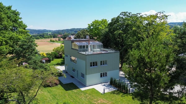 Duplex 1.5 sq.ft. with splendid garden and terraces in fully renovated architect-designed villa, 300 m. from LEB station in Bercher 2