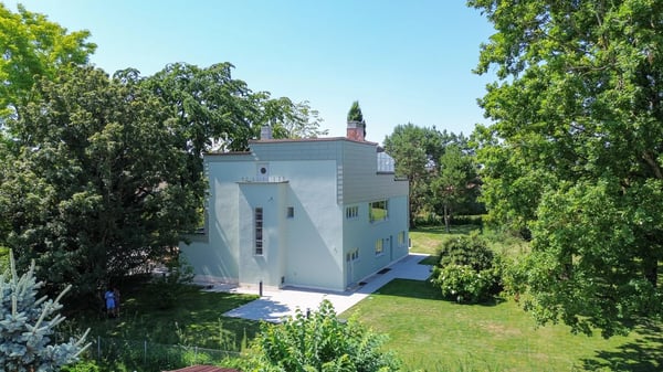 Duplex 1.5 sq.ft. with splendid garden and terraces in fully renovated architect-designed villa, 300 m. from LEB station in Bercher 5