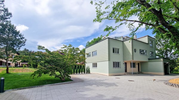 Duplex 1.5 sq.ft. with splendid garden and terraces in fully renovated architect-designed villa, 300 m. from LEB station in Bercher 4