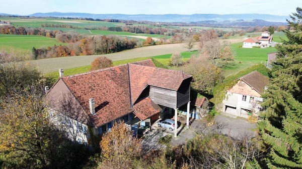 Sale on plans in Rueyres : Villas 1.5 pcs of 180 m2 hab. with nice view on the valley, 1 km from Leb de Bercher train station 12