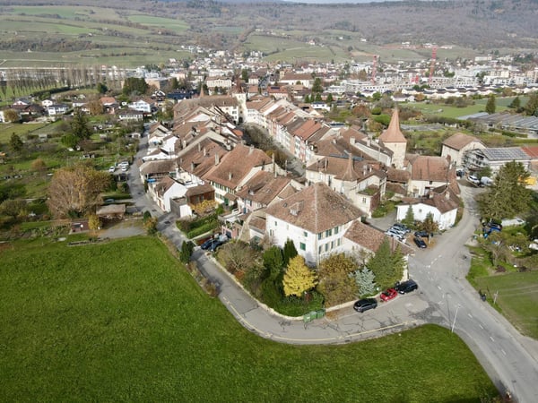 Beautiful luxury apartment in a contemporary building with clean lines! 10