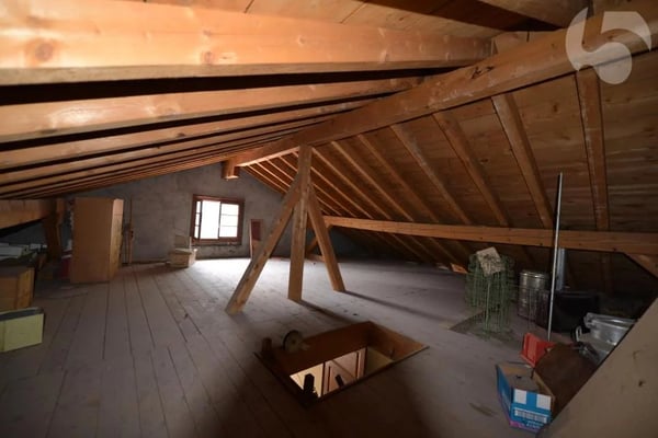 Attic with great potential with rare turret in the heart of the village of Saillon 5