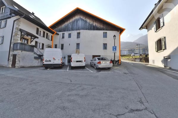 Semi-detached villa with great potential, ideally located 1