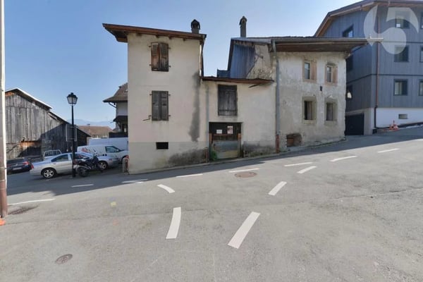 Semi-detached villa with great potential, ideally located 2