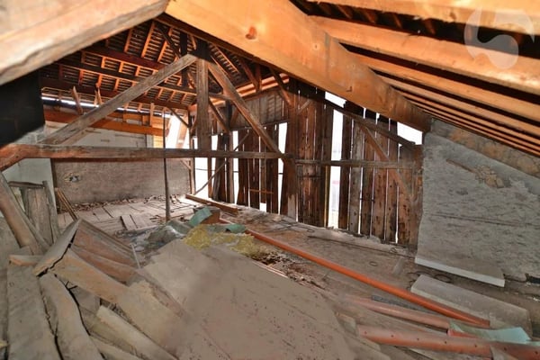 Semi-detached villa with great potential, ideally located 2