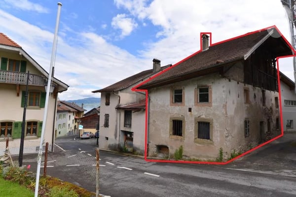 Semi-detached villa with great potential, ideally located 1