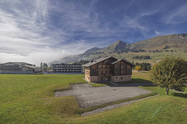 Appartement au pied des pistes avec balcon et magnifique vue sur les montagnes 3