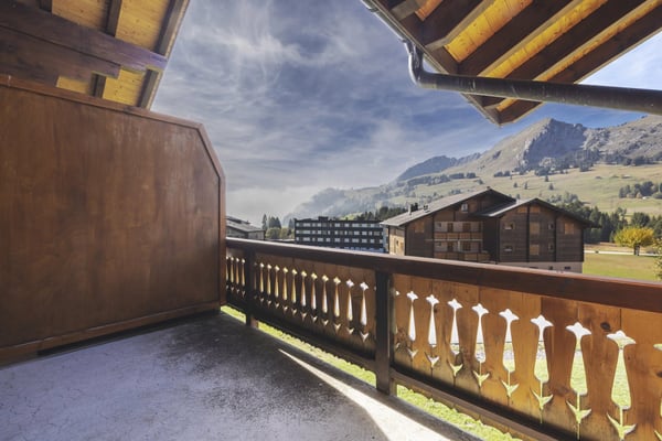 Appartement au pied des pistes avec balcon et magnifique vue sur les montagnes 2