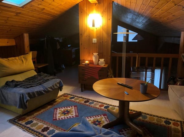 Proche du centre: 1.5 pièces sous combles rénové en 2023 1