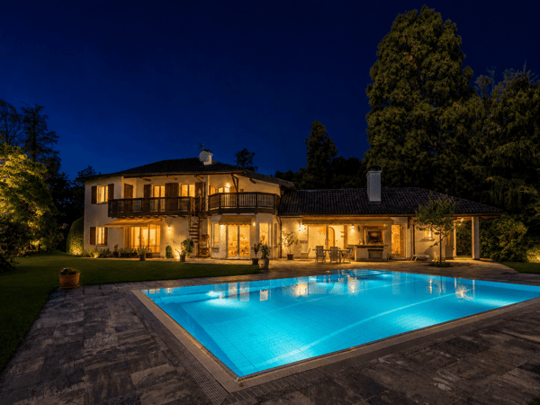 MAISON DE MAÎTRE AVEC PISCINE, VUE LAC & APPARTEMENT INDÉPENDANT