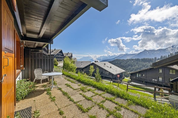 Charmant appartement de 2 pièces avec terrasse et vue sur les montagnes 3