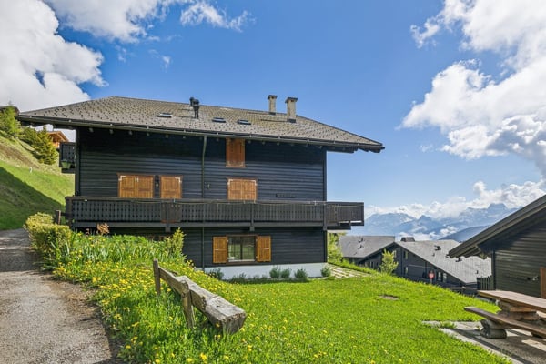 Charmant appartement de 2 pièces avec terrasse et vue sur les montagnes 1