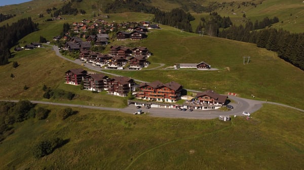 Prachtvolle 5.5-Zimmer-Wohnung – Chalet-Atmosphäre im Herzen der Alpen 14