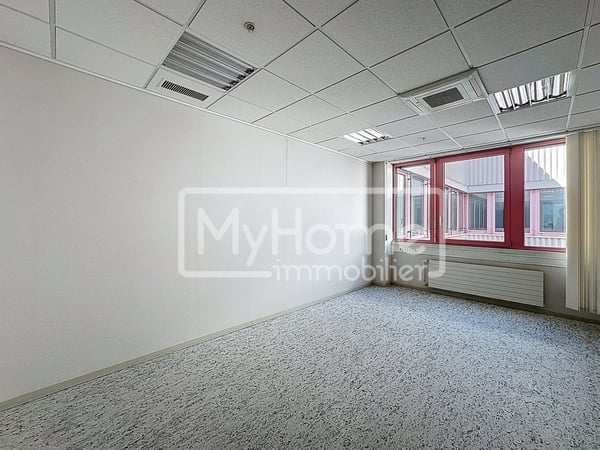 Grand local de 980 m2 avec plus de 8 pièces à Lonay 5