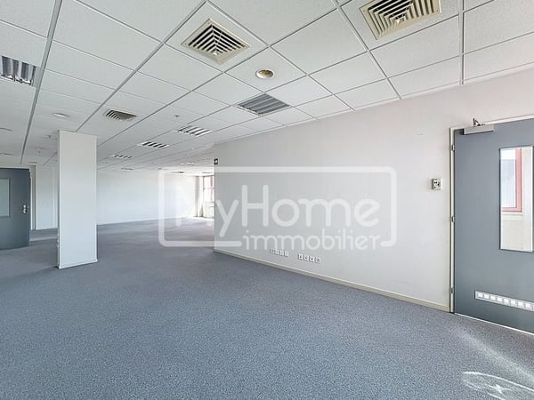 Grand local de 980 m2 avec plus de 8 pièces à Lonay 4