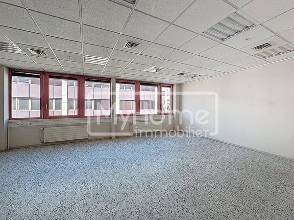 Grand local de 980 m2 avec plus de 8 pièces à Lonay 10