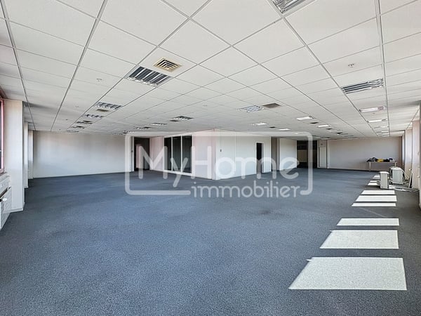 Grand local de 980 m2 avec plus de 8 pièces à Lonay 11