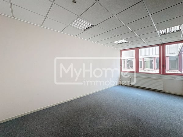 Grand local de 980 m2 avec plus de 8 pièces à Lonay 2