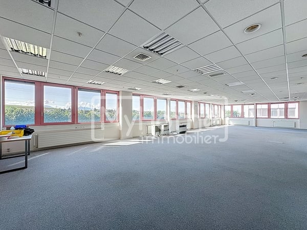 Grand local de 980 m2 avec plus de 8 pièces à Lonay 7