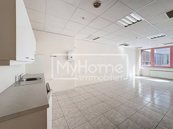 Grand local de 980 m2 avec plus de 8 pièces à Lonay 1