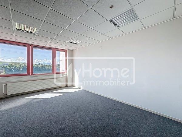 Grand local de 980 m2 avec plus de 8 pièces à Lonay 3