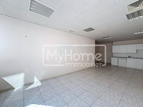 Grand local de 980 m2 avec plus de 8 pièces à Lonay 12