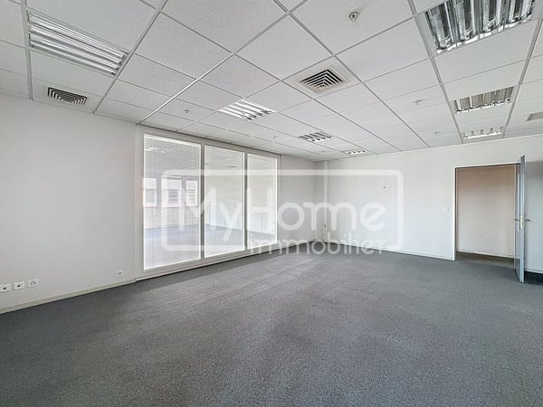 Grand local de 980 m2 avec plus de 8 pièces à Lonay 8