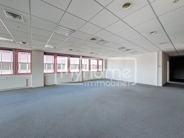 Grand local de 980 m2 avec plus de 8 pièces à Lonay 9