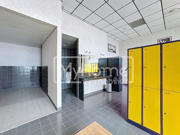 Salle de fitness de 1180 m2 à Lonay entièrement équipée à louer 11