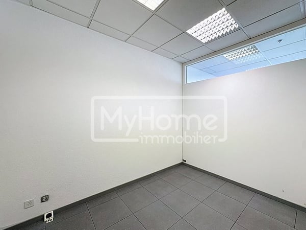 Grand local de 620 m2 avec plus de 9 pièces à Lonay 12