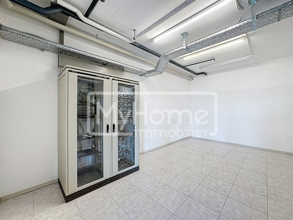 Grand local de 620 m2 avec plus de 9 pièces à Lonay 2