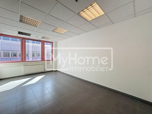 Grand local de 620 m2 avec plus de 9 pièces à Lonay 6