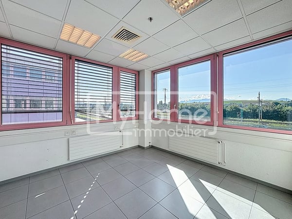 Grand local de 620 m2 avec plus de 9 pièces à Lonay 3