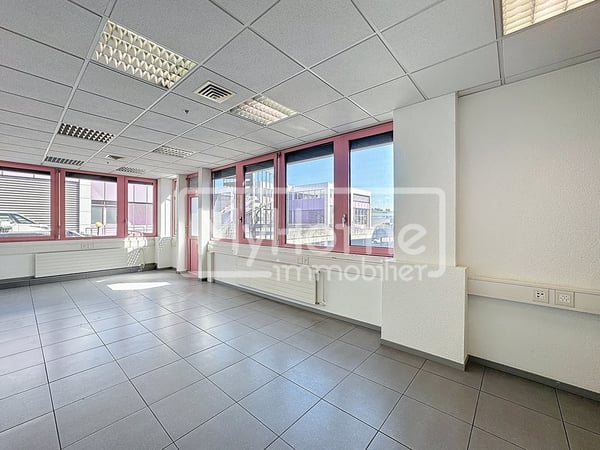 Grand local de 620 m2 avec plus de 9 pièces à Lonay 8