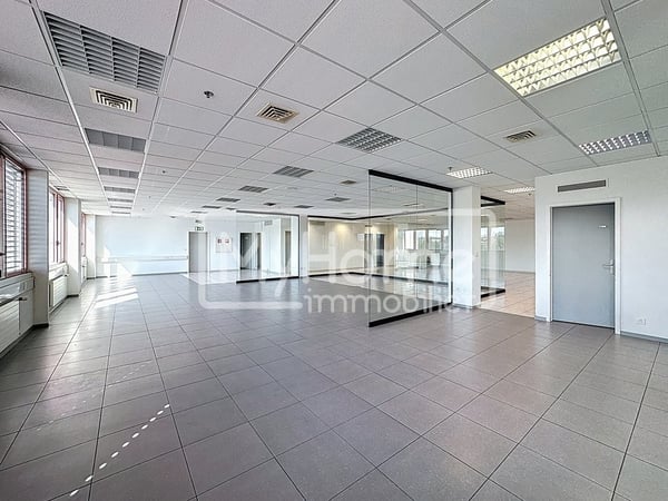 Grand local de 620 m2 avec plus de 9 pièces à Lonay 1