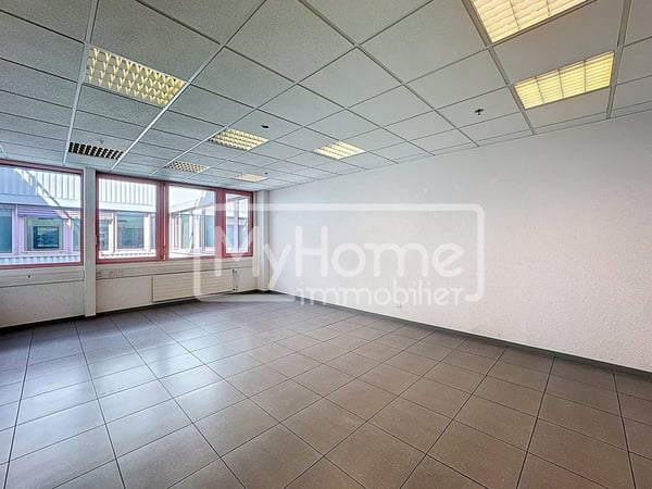 Grand local de 620 m2 avec plus de 9 pièces à Lonay 9