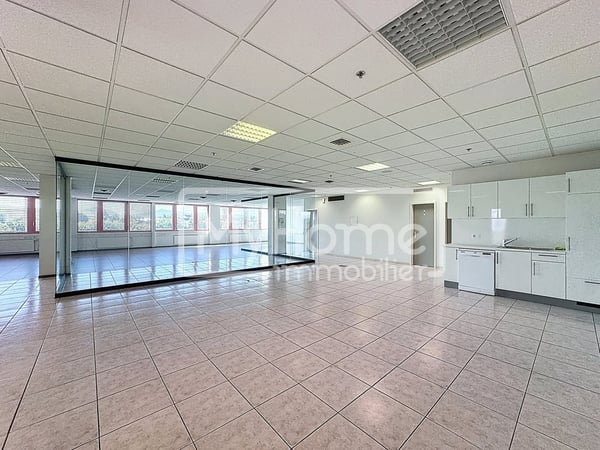 Grand local de 620 m2 avec plus de 9 pièces à Lonay 5