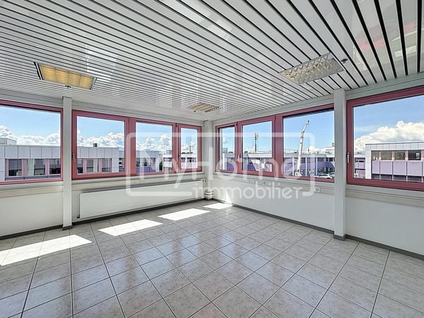 Local commercial lumineux de 120 m2 à Lonay 1