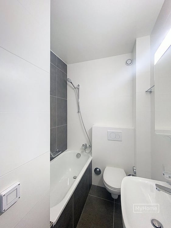 A saisir ! Studio rénové idéalement situé en plein centre ville ! 4